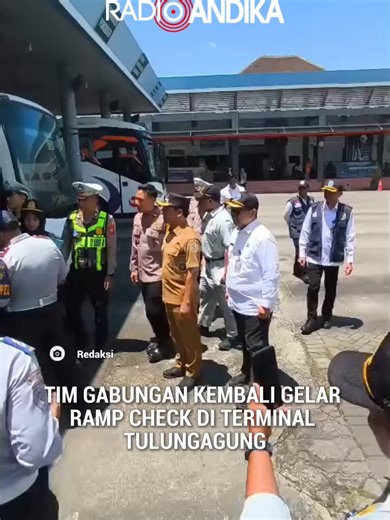Radio ANDIKA 12.35 Tim gabungan kembali menggelar ramp check di Terminal Tipe A Gayatri Tulungagung, pada Senin (16/3) pagi. Selain itu, juga dilakukan tes urine bagi awak atau kru bus. Wakil Bupati Tulungagung Ahmad Baharudin, Wakapolres Tulungagung Kompol Arie Taufan, dan sejumlah pejabat terkait, tampak hadir di agenda ini. (TA/stm) #radioandika #ag243 #tulungagung _______________ . . WA Radio ANDIKA : 0811-3454-000 Youtube : andikatvkediri Facebook : ag243