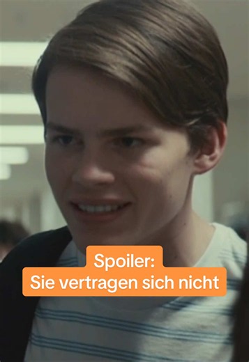 Schließfach umräumen 🤝 Freundschaft kündigen 💻 Franky und Ballas sind Highschool-Schwimmer und beste Freunde. Doch das ist vorbei, als sie sich eines Abends ungeplant näherkommen. Während Ballas das Erlebnis komplett verdreht, löst es in Franky eine Identitätskrise aus. Den Film „Giant Little Ones“ könnt ihr bis zum 24. Juni im #ZDF streamen! @ZDFneo #WhatToWatch #friendship #highschool