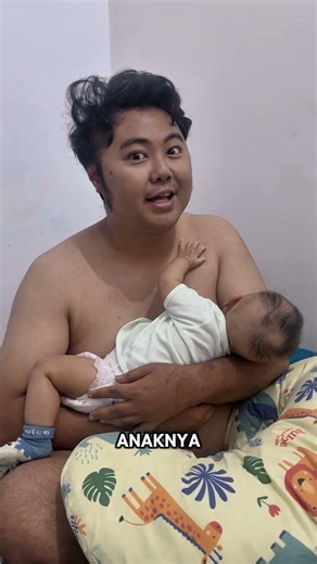 Abis skin to skin bikin sama bayiku yang lagi demam langsung konten🤣 jadilah bapaknya gapake baju.