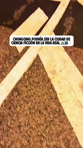 🌃 Chongqing: donde el futuro y la tradición se encuentran en una sinfonía de luces. Una ciudad que de noche se transforma en un escenario cyberpunk, con rascacielos iluminados, trenes que atraviesan edificios y una energía que nunca duerme. ⚡🏙️🚄 📍 Ubicada en el corazón montañoso de China, Chongqing es conocida por su arquitectura vertical, sus neones hipnóticos y su clima brumoso que la convierte en una ciudad de ciencia ficción hecha realidad. ✨ ¿Lo más impresionante? Subirse al tren que li