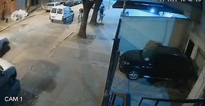 10K views · 246 reactions | #ARGENTINA Cámaras captaron cuando dos sujetos, uno de 16 y 21 años respectivamente,intentaban huir tras frustrar un robo a una vivienda de la Villa Maipú, en Jujuy Argentina. Acto seguido el dueño de casa subió al vehículo y persigue a los delincuentes, atropellando a uno de los adolescentes. | Radio Pasión FM | Facebook