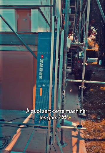 Cette machine, c’est une table de découpe à fil chaud pour le polystyrène (PSE). Elle sert à couper avec précision les panneaux d’isolation utilisés en ITE (Isolation Thermique par l’Extérieur). Grâce au fil chauffant, la coupe est nette, droite et sans poussière, idéale pour ajuster les plaques aux dimensions exactes du chantier. Indispensable pour un travail propre, rapide et précis en façade. #peintre #renovation #BTP