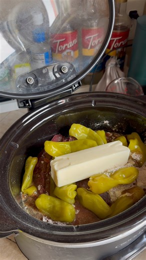 VENISON MISSISSIPPI POT ROAST Deer Recipe!🔥 #recipe #crockpot #deer #venison #potroast #dinner #DinnerMadeEasy #cookwithme | Becky Babbes