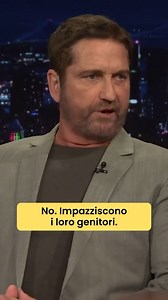 «LA VOCE DI STOICK? MA QUELLO È SOLO UN TIPO QUALUNQUE…» 🎙️ Per 15 anni Gerard Butler è stato il capo vichingo che tutti amiamo in Dragon Trainer. Ma sapete chi si emoziona davvero quando fa la voce di Stoick l’Immenso? Non i bambini… ma i loro genitori! 📽️ Butler racconta che quando incontra i piccoli fan e prova a sorprenderli con la voce di Stoick, i bimbi spesso lo guardano perplessi: «Quello non è Stoick, è solo un signore!». Ma basta un «Hiccup! Andiamo a caccia di draghi!» per accendere