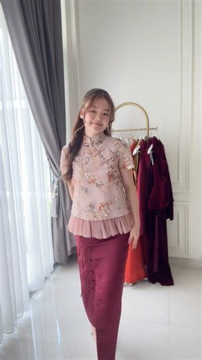 Sognáre /so’ɲare/ | worldwide shipping 🌏 on Instagram: "Yujin set features a loose fit top with tulip sleeves and ruffled tulle details on the edge, paired perfectly with a span skirt in contrast maroon color ❤️✨ Two pieces, one effortlessly refined statement for your upcoming CNY look 🥰"
