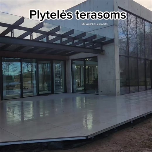 Terasos iš plytelių puikus pasirinkimas estetikai ir lengvai priežiūrai. #terasos #paving #gerbuvis #landsaftodizainas #trinkeles @MB Aplinkos ekspertai