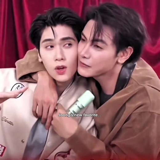 Hal baru favorit joong selarang menyatukan pipi💋😭 @Chen Joong @dunknatachai #joongdunk #22drpongxjoongdunk #fyp