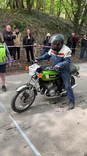 1976 Kawasaki KH400 (398cc two stroke three cylinder engine). Rider in shot is Neil Waghorn. Location is The VMCC’s Snow-Mann regularity trial and hill climb, East Sussex, UK. Thank you to Simon Webb and the VMCC crew for having us along on the day. Instagram: @vmccuk Video by Alex Rollings. Instagram: @motofilmer If you’d like to have your bike featured on our account, collaborations or for business enquiries with The Classic Motorcycle Channel please DM us direct - @classicmotorcyclechannel Al