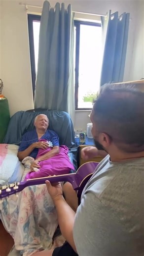 Meu pai foi o primeiro a ouvir a canção “Jeová”. Ainda faltavam alguns ajustes, mas pude cantar pra ele essa mensagem tão forte e poderosa. Hoje ele está na glória e um dia estaremos juntos cantando ao nosso Deus mais uma vez e sem cessar. ❤️‍🔥