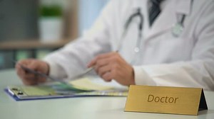 Doctor Diagnosing Lung Cancer On X-ray 스톡 동영상 비디오(100% 로열티 프리) 24017914 | Shutterstock