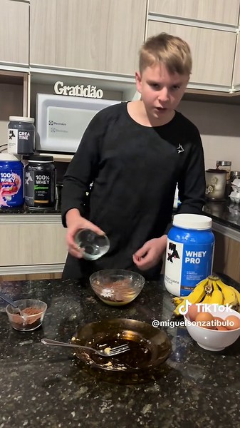 Aprenda a fazer um bolo fitness, proteico e fácil com apenas 4 ingredientes! 💪🔥 Ingredientes: 🍌 1 banana 🥚 1 ovo 💪 1 scoop e meio de whey 🍫 2 colheres de cacau 100% 🏷️ MIGUEL10 na Max Titanium 🔥 🏷️ MIGUEL10 na Alpha Co 🐺 🔗 Link da bio (cupom aplicado) #bolofitness #proteina #forcabruta #receita #wheyprotein