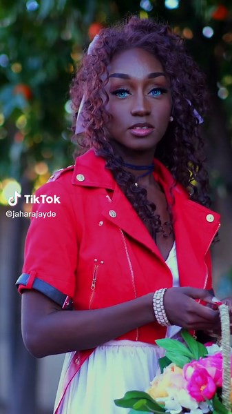 Aerith Cosplay in Public: Final Fantasy 7 Remake