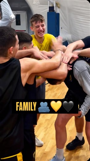 AEK BC ACADEMY on Instagram: "Μια Ακαδημία, μια οικογένεια... 💛🖤 Χρόνια Πολλά, Βασίλη! 🥳🎂 @_ioannoouu #aekbcacademy"