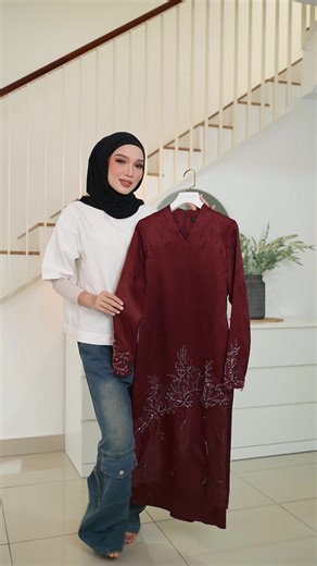 \\How would you rate our Esvaria Kurung?😍 The Kind of kurung yang will never go wrong, siapa yang belum jumpa baju raya lagi tu..maybe this could be the one! Because once you slip terus terletak cantik je dekat badan tau✨ Dengar cerita this rich brown color tgh hot 🔥so better move fast girls😉 #JlabellaEsvariaKurung #JlabellaGlamorousRaya2026