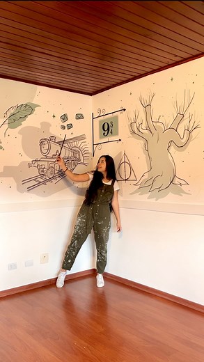 Um quarto de bebê com tema Harry Potter = INCRIVEEELLLLL - É muito empolgante a possibilidade de se criar coisas novas vindo de um tema já tao trabalhado (por mim inclusive). Os filmes/livros de Harry Potter possuem cenários e elementos muito marcantes e cada pessoa se comove com aspectos diferentes desses cenários. - Nesse quartinho o tema não foi simplesmente Harry Potter e focado em Hogwarts como de costume. Aqui conseguimos construir uma arte cheia de elementos super significativos, com muit