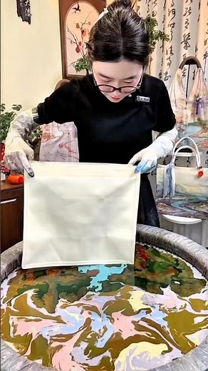 Use the color scheme mix with water to have the forest and the sky for made a beautiful bag
