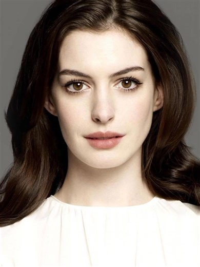 Anne Hathaway, born in 1982 in Brooklyn, is one of Hollywood’s most versatile actresses, but her career holds fascinating, lesser-known moments. Before her Oscar-winning role in Les Misérables (2012), she trained as a soprano and nearly pursued opera before choosing acting. Interestingly, her name is shared with William Shakespeare’s wife, a coincidence that fueled media curiosity early in her career. Hathaway’s breakout came with The Princess Diaries (2001), yet few know she performed many of h
