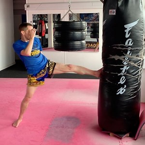 ⁣Remember training on the bag doesn’t always have to be a vigorous work out. You can use this time to also hone and practice your overall technique. ⁣ ⁣ My balance and positioning has mainly come from the hours & hours I’ve spent practicing on the bag. ⁣ ⁣ The one gym I was at for awhile in Thailand was 10 minute rounds....so after 2 to 3 rounds on the pads we’d have to go on to bag for a further 3 to 4 rounds. ⁣ ⁣ The first week or so I found this mind numbing but really this time was actually 