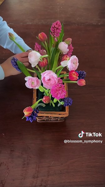 ASMR floral arrangement 🌸💞🎀#bouquet #minnesotaflorist #flowers #minneapolisflorist #floralarrangement #floraldesign #florist #arrangement #asmr