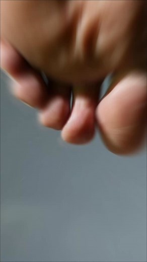 For years, the advice sounded harmless: “Walking barefoot at home is healthier for your feet.” But modern podiatrists say the reality is very different—especially as we get older. Our ancestors walked barefoot on soft natural terrain that cushioned every step. Modern homes are built with hard, rigid surfaces that do the opposite. And after age 55, the fat pads under the heel and arch naturally thin out. Once that cushioning fades, every barefoot step on a hard floor sends sharp impact directly i