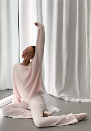 a ballerina’s morning routine 🩰🪽🤍 #balletdancer #ballerina #morningroutine #stretchingroutine #viral
