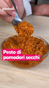 PESTO DI POMODORI SECCHI 🍅😋 Il pesto di pomodori può essere usato per condire la pasta ma anche per realizzare ottime bruschette. La ricetta è molto semplice e con pochi ingredienti: basterà frullare pomodori secchi, mandorle, parmigiano, olio e basilico. Oggi lo prepara per noi il nostro Creator chef Elpidio e ci mostra come ottenere la consistenza perfetta. 👉INGREDIENTI 150g di pomodori secchi 4 cucchiai di olio d’oliva 40g di mandorle pelate 40g di parmigiano 1 ciuffetto di basilico fresco