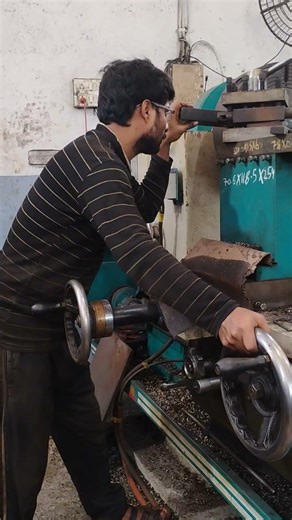 Setting the lathe machine for fecing. #fabrication #lathe #metalworking #machine
