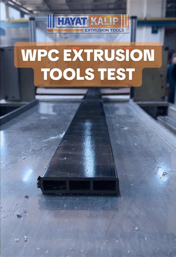 Black gloss meets wood – one extrusion die, two materials. Watch our WPC bench board profile test run: glossy black co‑extruded capstock layer on the outside for weather resistance and UV protection, natural wood‑plastic composite core on the inside for strength and structural rigidity. This is how outdoor benches, park furniture and street seating are made to last decades without rot, warping or maintenance. Our co‑extrusion die bonds two materials in a single pass – the outer gloss layer shiel
