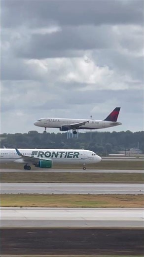 Delta Airlines Airbus A320-214 landing in Atlanta Hartsfield-Jackson International #shorts