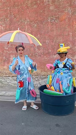 Maria Mulambo: Banho Divertido na Piscina e Caixa d'Água