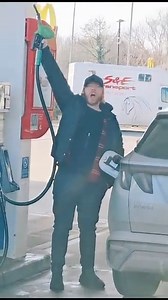 Rupert Grint criant EXPENSIVE PETROLEUM à la station essence 😂 | popcorns