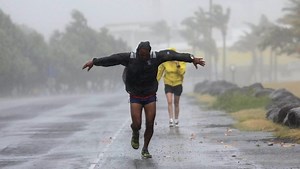 Tempête en Bretagne et cyclone à la Réunion