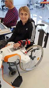 Uz pomoć robota do ponovnih pokreta! I kod pacijenata sa multiplom sklerozom, najnoviji robotski uredjaji u Poliklinici Neuromedic,sa preciznim biofeedback senzorima i robotski vodjenim modulima, daju odlične rezultate! Pogledajte u nastavku iskustvo nase drage pacijentkinje Lidije Ristevske iz Bitole, Makedonija. Poliklinika Neuromedic Niš- jedini neurološki Centar za robotsku neurorehabilitaciju u ovom delu Evrope www.neuromedic.rs Tel: 381 18 41 50 500 381 18 249 249 | Poliklinika Neuromedic 