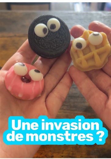 Je crois que mes croissants ont déclenché quelque chose dans l’atelier… 🥐👀 Au début il n’y en avait qu’un. Puis les spéculoos, les donuts, les cookies… et maintenant même les fraises me regardent bizarrement. Rassurez-vous : pas de Gremlins dans l’atelier (enfin… je crois). Juste mes créations qui ont muté en petits personnages gourmands. Et pour célébrer cette “invasion”, une bonne nouvelle ! Les bougies essentielles sont maintenant disponibles sur le site avec 20 parfums différents ✨ 🎁 Code