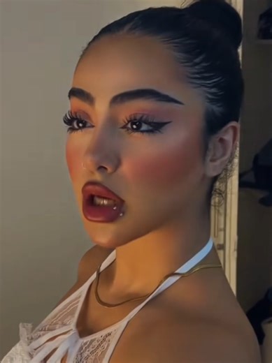 آخری شبیه عروسکه