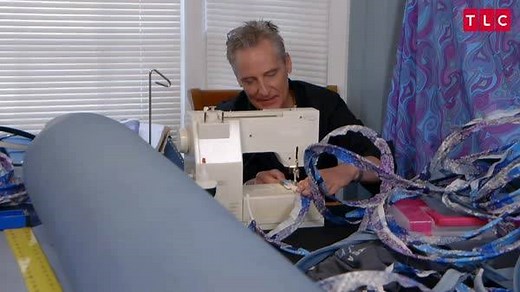 Hildi never shies away from a theme! 🌍It's a blast from the past on a new #TradingSpaces tomorrow at 8/7c! | Trading Spaces