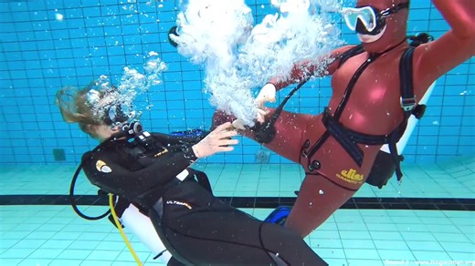 女蛙人水下遇难“三人格斗” 光皮滑面潜水服 smoothskin wetsuit scuba frogwoman