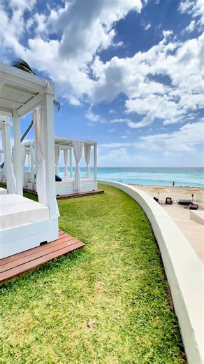 Celebrar la vida con esta increible vista al mar. Porque siempre es bueno recordar porque vale la pena vivir | Hotel Emporio Cancún