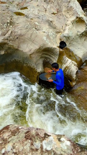 gold discovery process | traditional gold extraction process | super material containing gold | gold nugget $1500 in bedrock crack 😱‼️⛏️ amazing #puregold #goldmine #goldhunter #goldprocessing #goldextraction #goldminer #goldpanning #goldhunting | Otriadi Goldminning