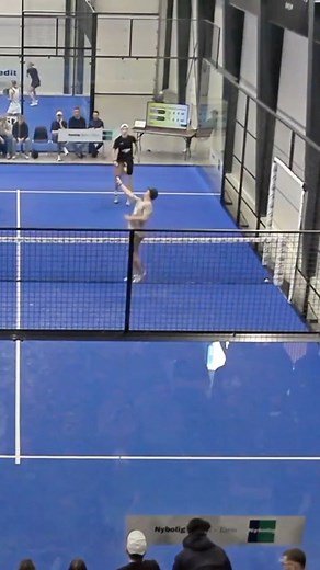😤 Backhand Por Tres —Allez 🔥 - @marcmoveyourgame & Emil Domela 🆚 @oscar_sebber & @alexloughlan 🏆: DPF1000 #2 2025 @danskpadelforbund 🏠: @padelskjern 🎥: @padeltv.dk 🎙️: @dsoenderby & @pl.pistol.pete #padel #padeltime #remate | Danske Padel Klip