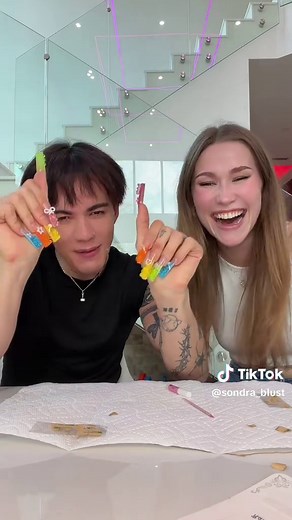 ¡Uñas de Rockstar! El Estilo Único de Carlos Alberto