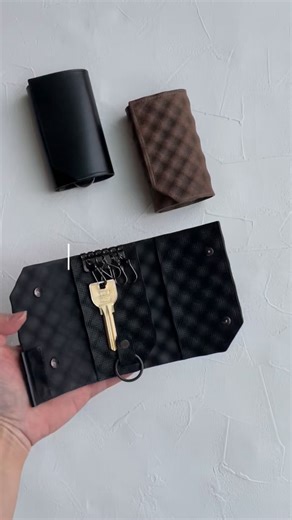 MAISON MANKITI on Instagram: "THE KEY CASE 【キーフックの取り付け方、外し方】 キーフックの引っかかりが浅いと、外れる原因になりますので、 取り付け後、フックが完全に引っかかっていて安定しているか 必ずご確認ください。"