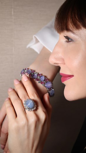 #KPLovesGemstones | For the connoisseur who seeks the extraordinary Tom Heyman of the celebrated American jeweller Oscar Heyman @oscarheyman is telling us about a mysterious gem - start sapphire! ✨ A star sapphire offers a unique dialogue between light and stone, contributing to a jewel’s unique feature and making it perpetually alive with movement. The jewels features hear are wearable spectacles. I adore how Oscar Heyman harnessed this phenomenon, crafting designs that are as dynamic as the ge