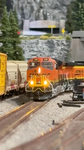 Tier 4 BNSF gevo moving freight.#train #modelrailroad #hoscale #railroad #railway