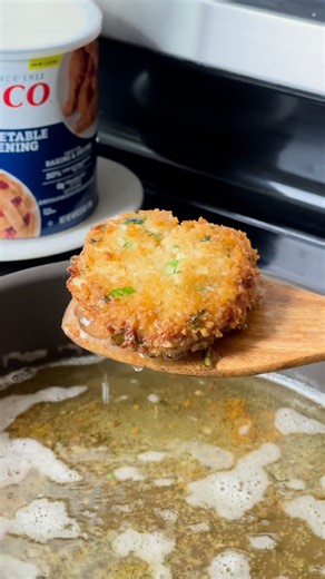 136K views · 433 reactions | Don't worry, we won't be shellfish 呂️ Here's how to make the best-ever homemade Crab Cakes! | Crisco | Facebook