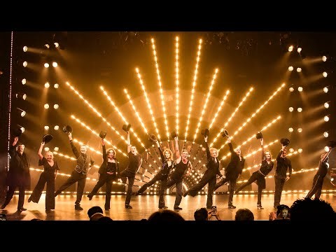 Elenco de 1983 e de 2025 juntos “One” - Chorus Line Brasil