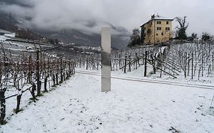 Un monolite appare tra le vigne dell'Alto Adige. FOTO