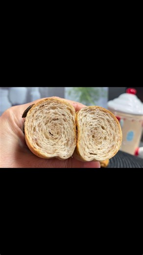 9.2K views · 196 reactions | Ilyen egy jó kovászos kifli bélzete.Gyönyörűen megkelt. #szerikabaking #kovászmorzsa #szatmárierika #kovászoskifli #kovászoskenyér #sourdoughbreadbaking #sourdough #sourdoughbaking #openbake #kifli | Kovászmorzsa - Szatmári Erika | Facebook