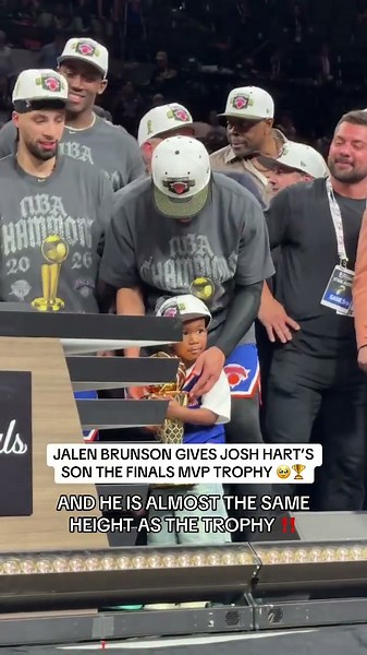 In an adorable moment, Jalen Brunson hands the Bill Russell Trophy to Josh Hart’s son 🏆