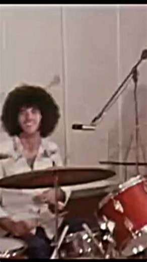 Grand Funk Railroad - We’re an American Band (1973 Studio Footage) What’s not to love ? “We’re an American Band” (from the album of the same name) is a 1973 song by the band Grand Funk Railroad. It was the group’s first number one single. Written by Don Brewer and produced by Todd Rundgren, the huge chart success of this single broadened Grand Funk’s appeal to a much wider audience. The song was also sung by Brewer rather than Mark Farner, who usually took lead vocals. #gfr #wereanamericanband #